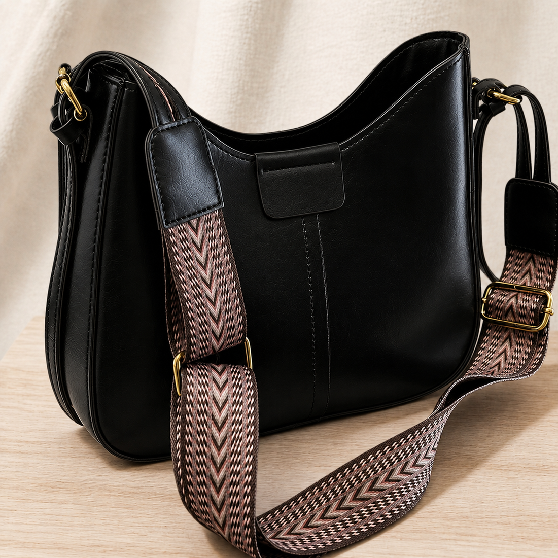 Sarti Crescent Shoulder Bag - Black