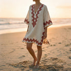 Beige avec broderies rouges