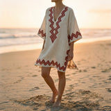 Beige avec broderies rouges